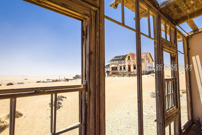 在非洲纳米比亚Lüderitz附近的鬼城Kolmanskop，一个被遗弃的房子的内部视图。钻石热潮结束后，房屋正慢慢被沙丘吞没。