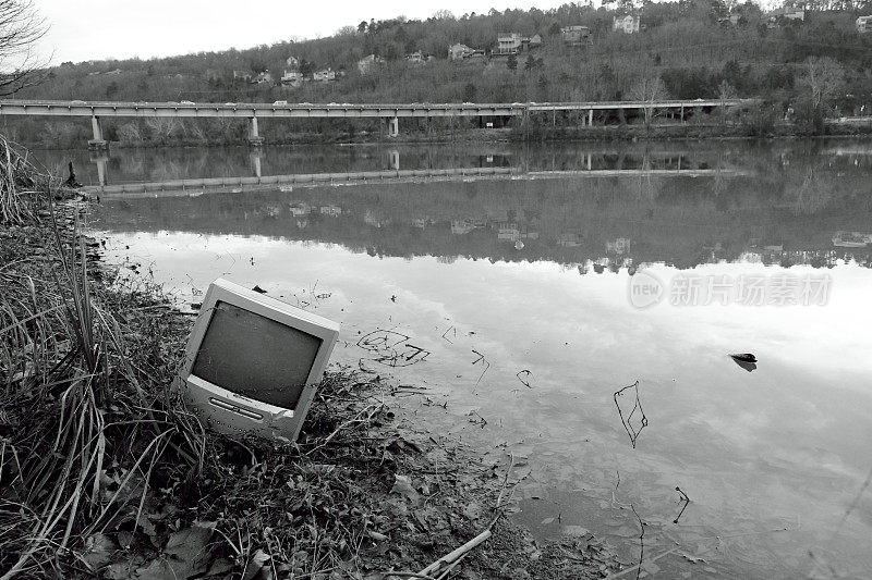 洪水中的电视