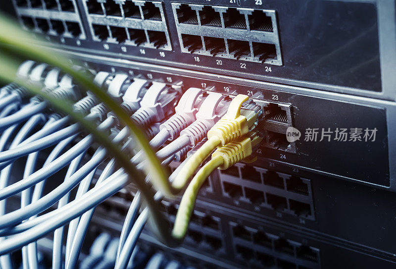 信息技术计算机网络，通信以太网电缆连接到交换机。