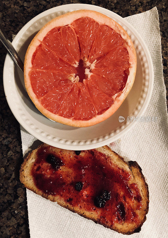早餐有烤面包和葡萄柚