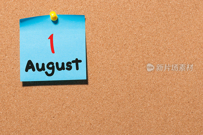 8月1日。每月第一天，在公告板上张贴彩色贴纸日历。夏天的时间。第一次世界大战受害者纪念日