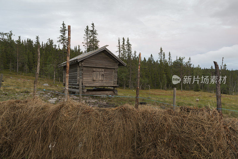 瑞典达拉那的一个牧场上的山上小屋