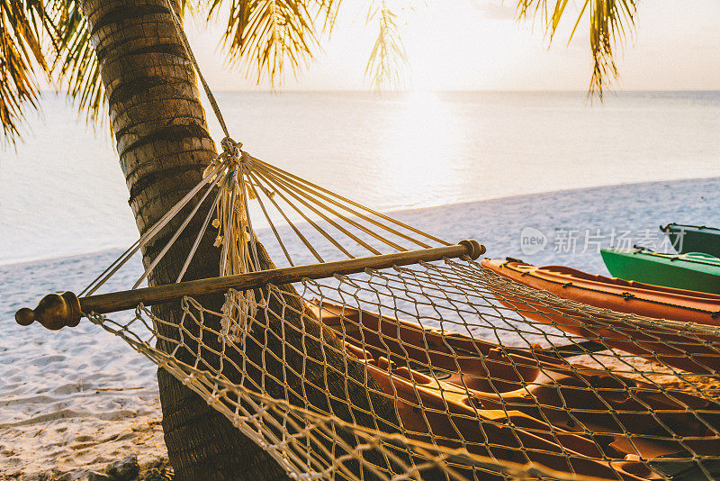 马尔代夫南阿里环礁Dhiffushi度假岛上的绳索吊床