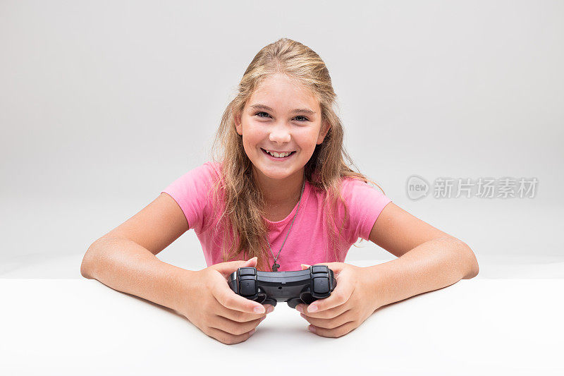 穿粉色衣服的金发女孩是个电子游戏玩家