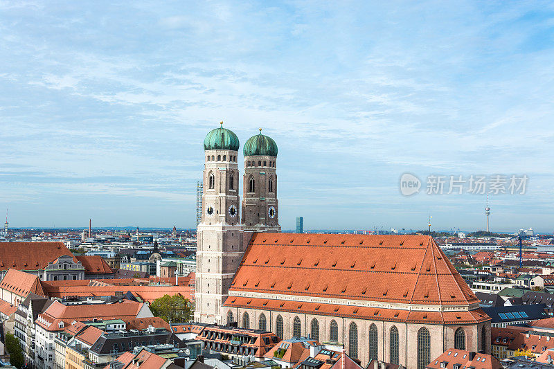 鸟瞰德国慕尼黑玛丽恩广场附近的圣母教堂和市中心，天空湛蓝