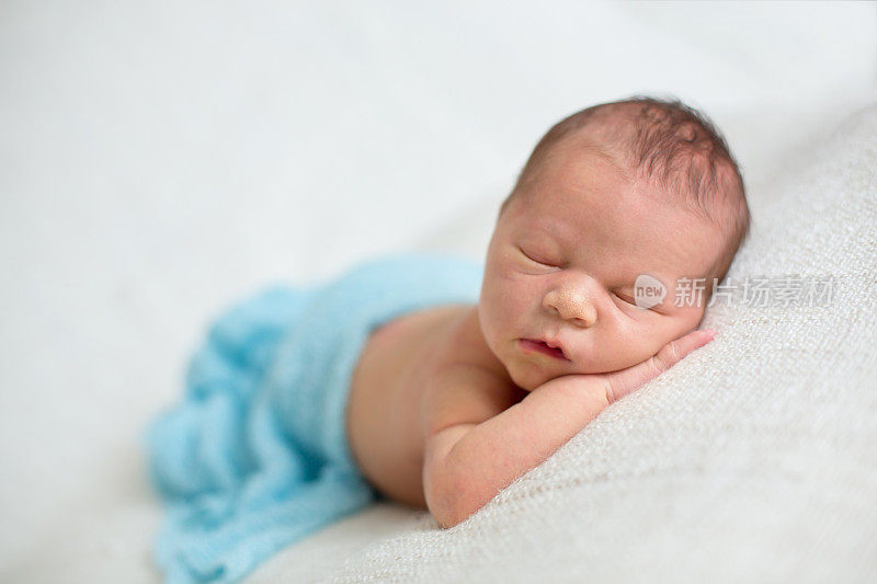 刚出生的男婴，睡得很香