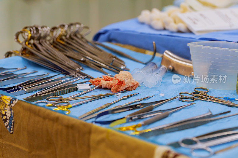 聚焦于头皮，工具包括手术刀，镊子和镊子安排在桌子上的手术