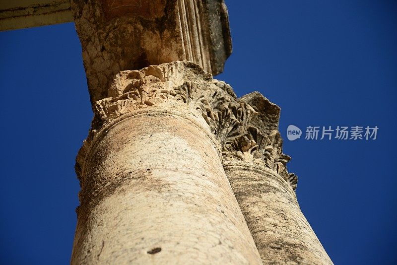 迦百农四世纪犹太教堂的柱子
