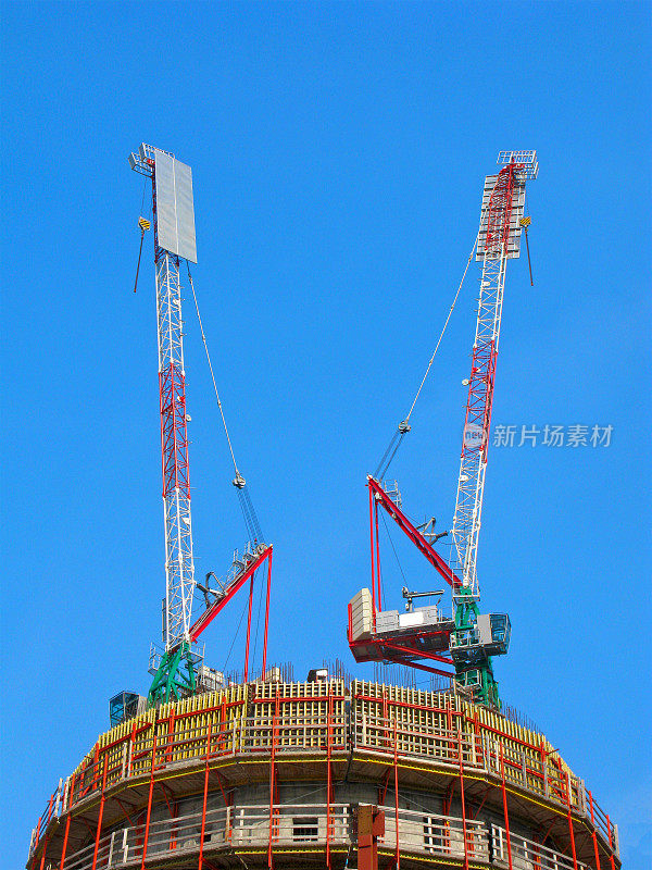 塔式起重机在施工建筑的顶部