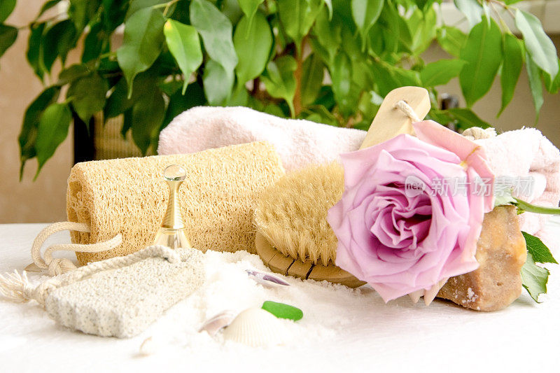 浴室用的海盐晶体，浮石，风向标，玫瑰花，身体刷，贝壳，手工肥皂加上后跟的沙子