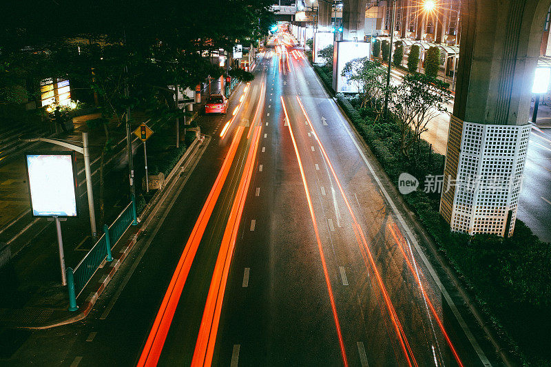 曼谷著名的素坤逸路深夜长时间曝光的照片