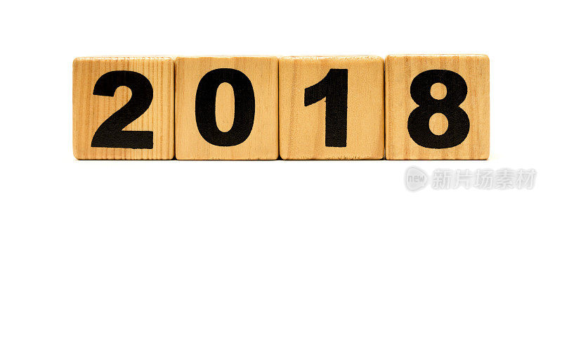 2018年的新年与木块孤立在白色的背景