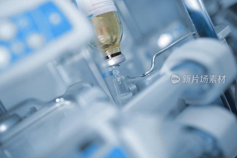 一个带溶液的玻璃瓶挂在病房的设备背景上