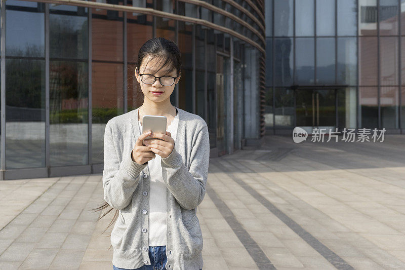 女人在城市里发短信