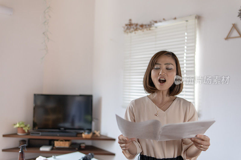 女歌手在客厅唱歌