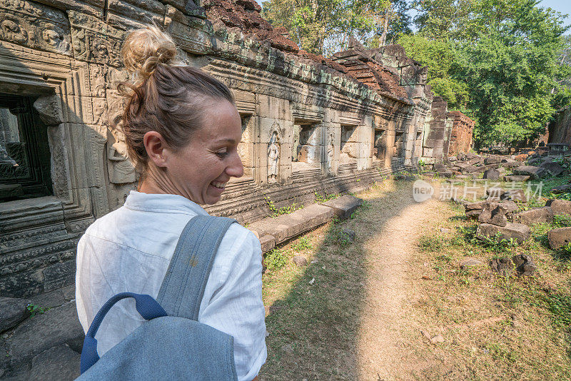 旅游女孩在古庙探索古老的废墟作为一个旅游冒险在亚洲国家