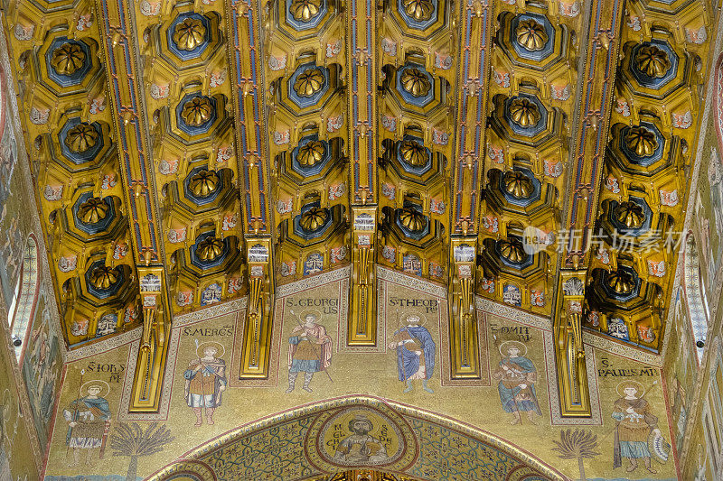 Monreale大教堂，始建于1174年，以内部装饰丰富的拜占庭镶嵌画而闻名。联合国教科文组织世界遗产。(西西里、意大利)
