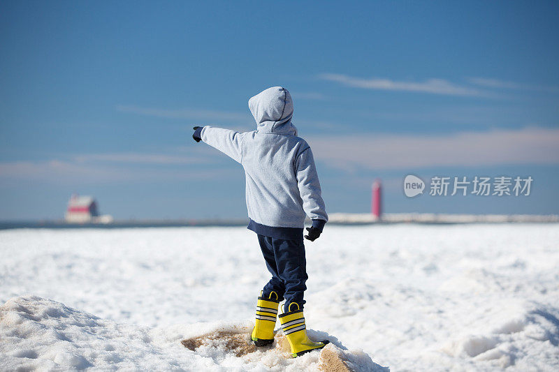 儿童探索冰冻的密歇根湖