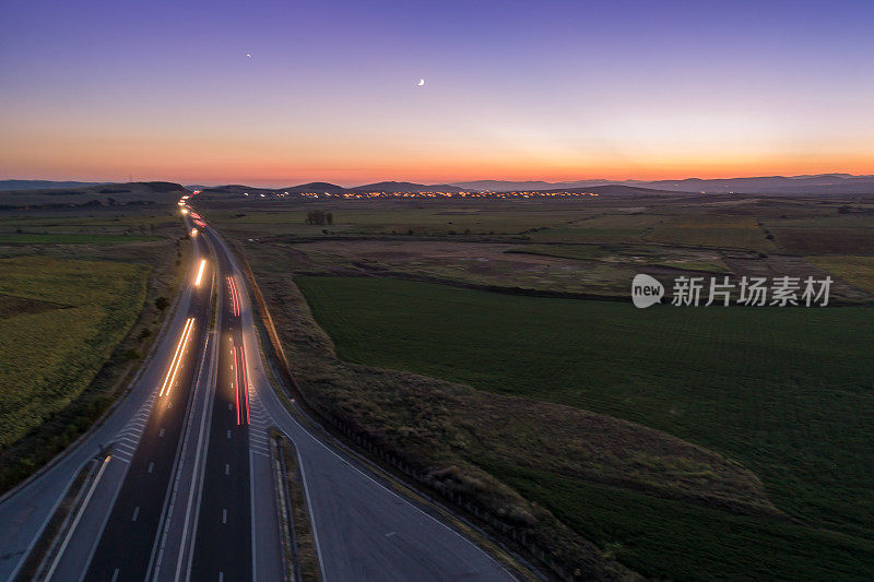 在保加利亚的Trakia高速公路上，汽车在黄昏时分行驶，无人机拍摄