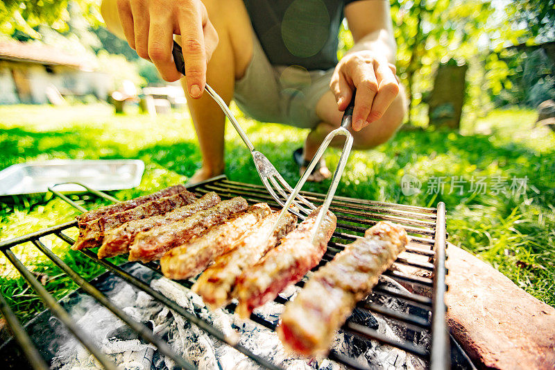 年轻人在烧烤上烤肉