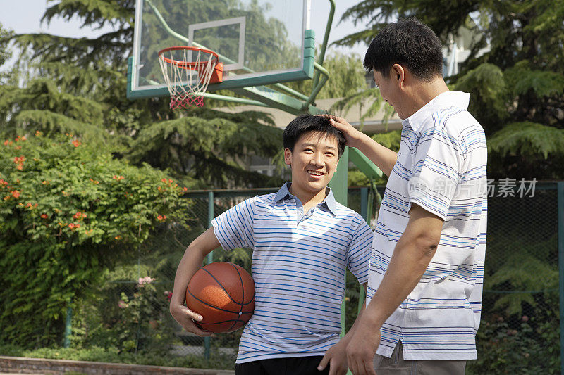 温馨父子打篮球