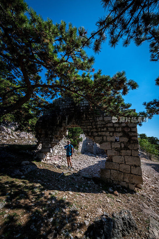 在欧洲克罗地亚的Krk岛徒步旅行的老人