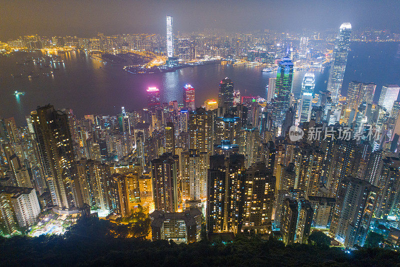 鸟瞰图的香港城市天际线和维多利亚港日落在中国