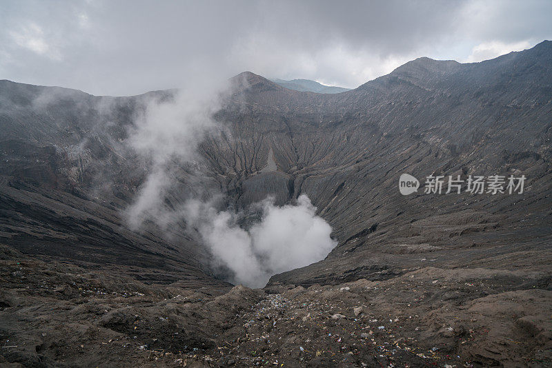 在印度尼西亚东爪哇岛的布罗莫山国家公园，布罗莫火山口边缘有蒸汽。旅游目的地冒险的自然概念