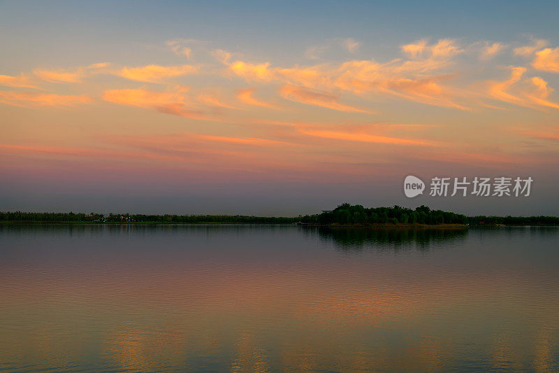 夕阳下宁静的湖面。