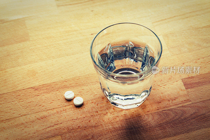 一杯水和白色药丸
