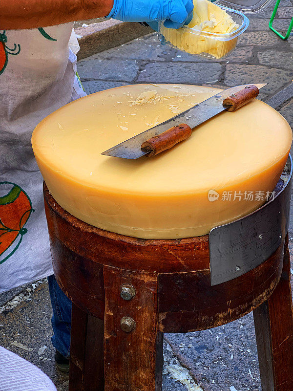 街头市场的奶酪形状