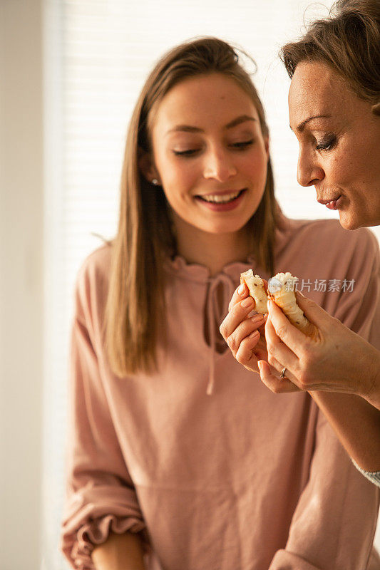 母亲在为女儿准备食物