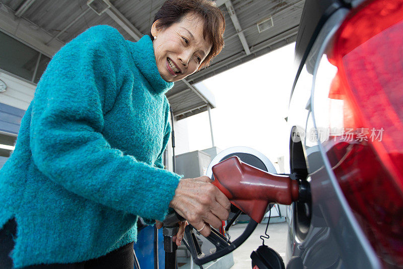 一个日本女人在加油站