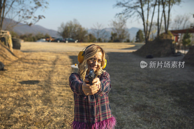 射击场的女枪手