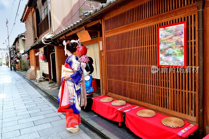 日本女人穿着舞子服装站在京都祗园街