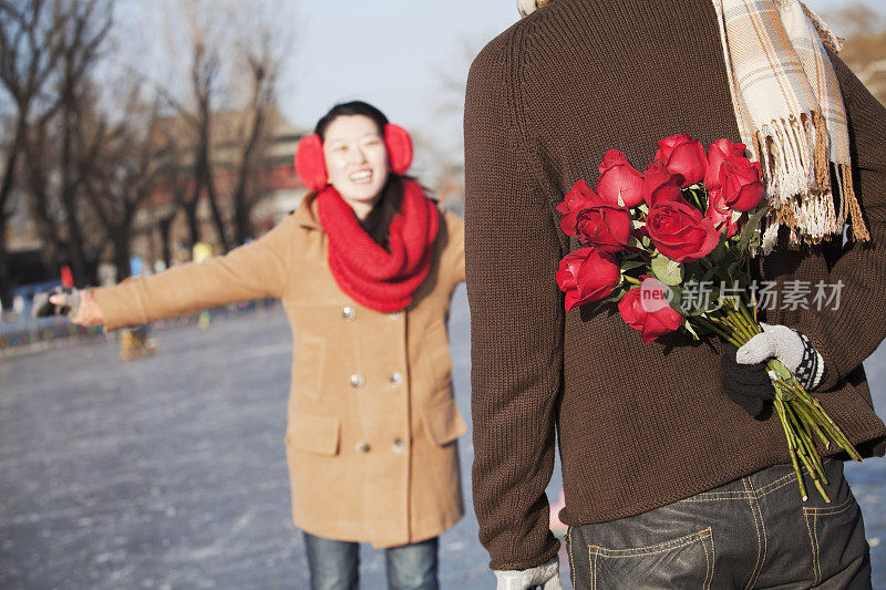 中国男友为滑冰女友送花