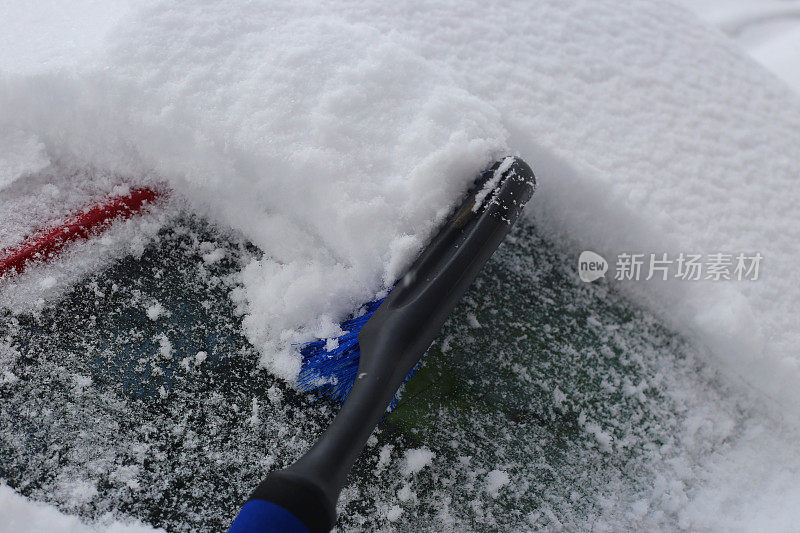 清除汽车挡风玻璃上的冰雪