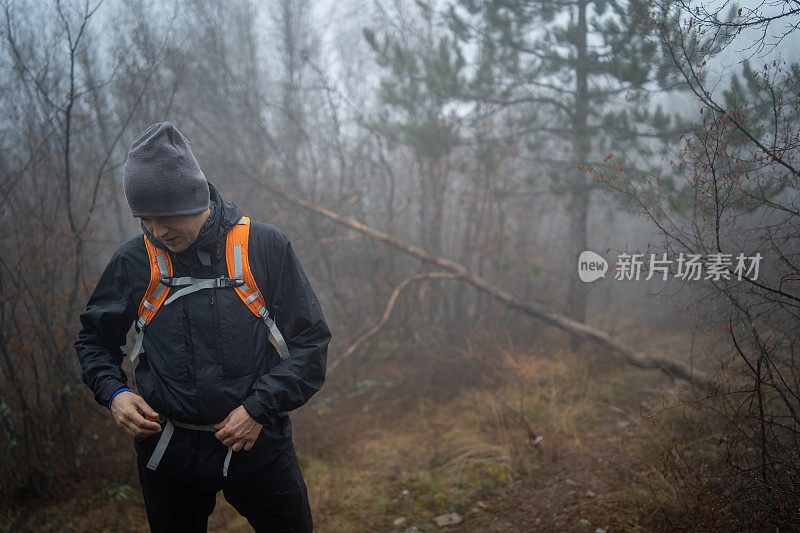 一个人走过迷雾弥漫的森林