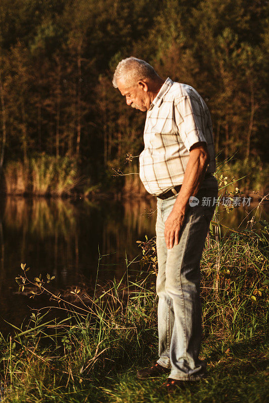 那位老人站在湖边