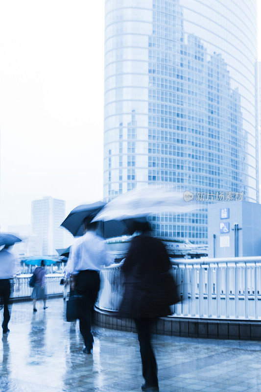 多雨的上班族