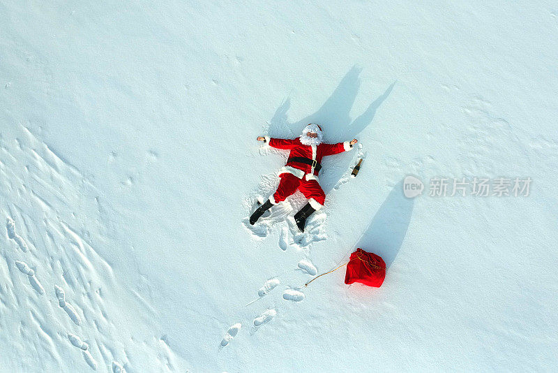 圣诞老人躺在雪地上