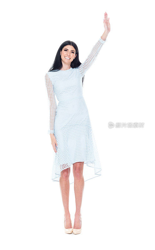 穿着漂亮的浅蓝色连衣裙的漂亮高个女人在挥手