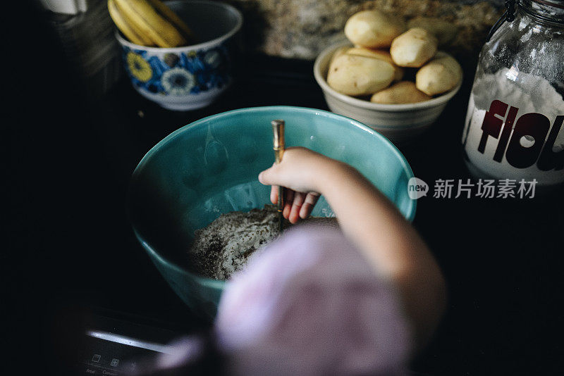 小厨童搅食材