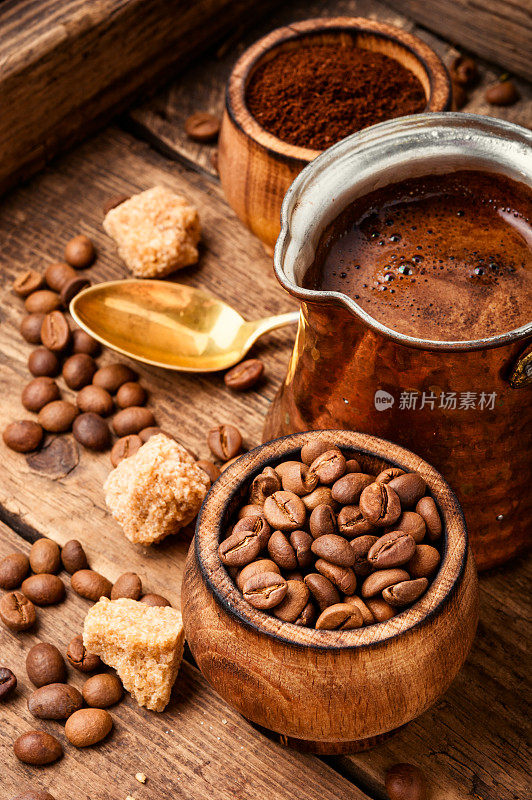 咖啡豆和咖啡渣