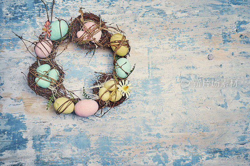 装饰复活节彩蛋花环在乡村背景