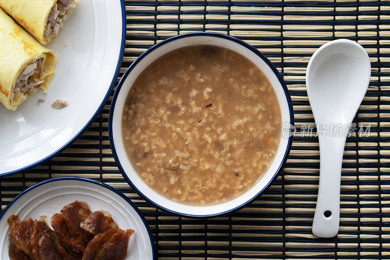 自制早餐:煎蛋卷、粥和香肠
