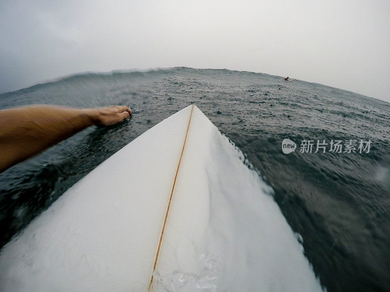 冲浪者在雨中划水的观点