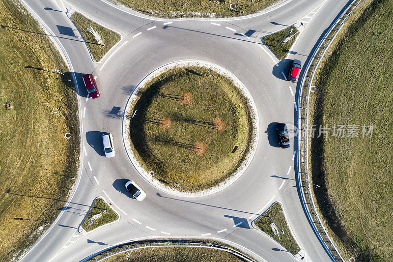 鸟瞰图的交通圈与驾驶汽车