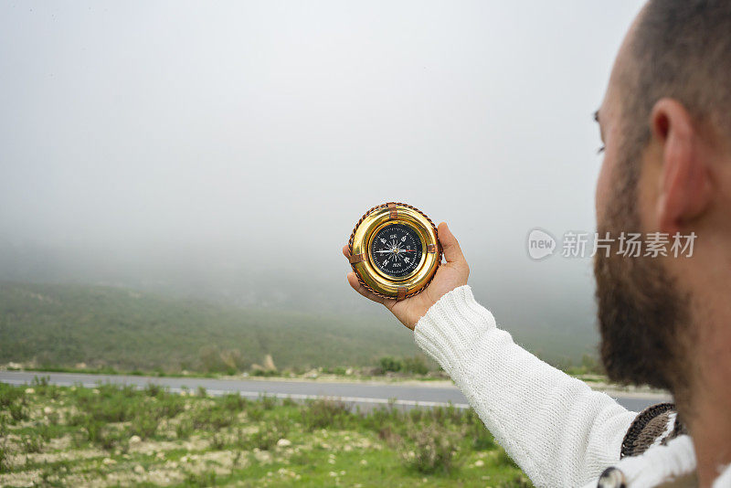 手持指南针的旅行者