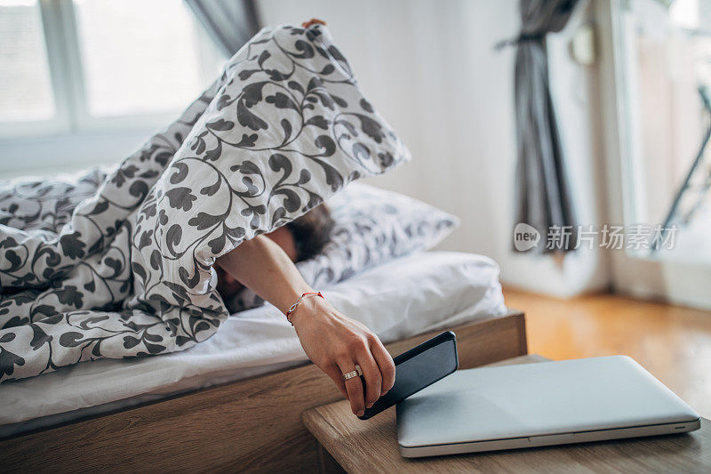 女人关掉了警报